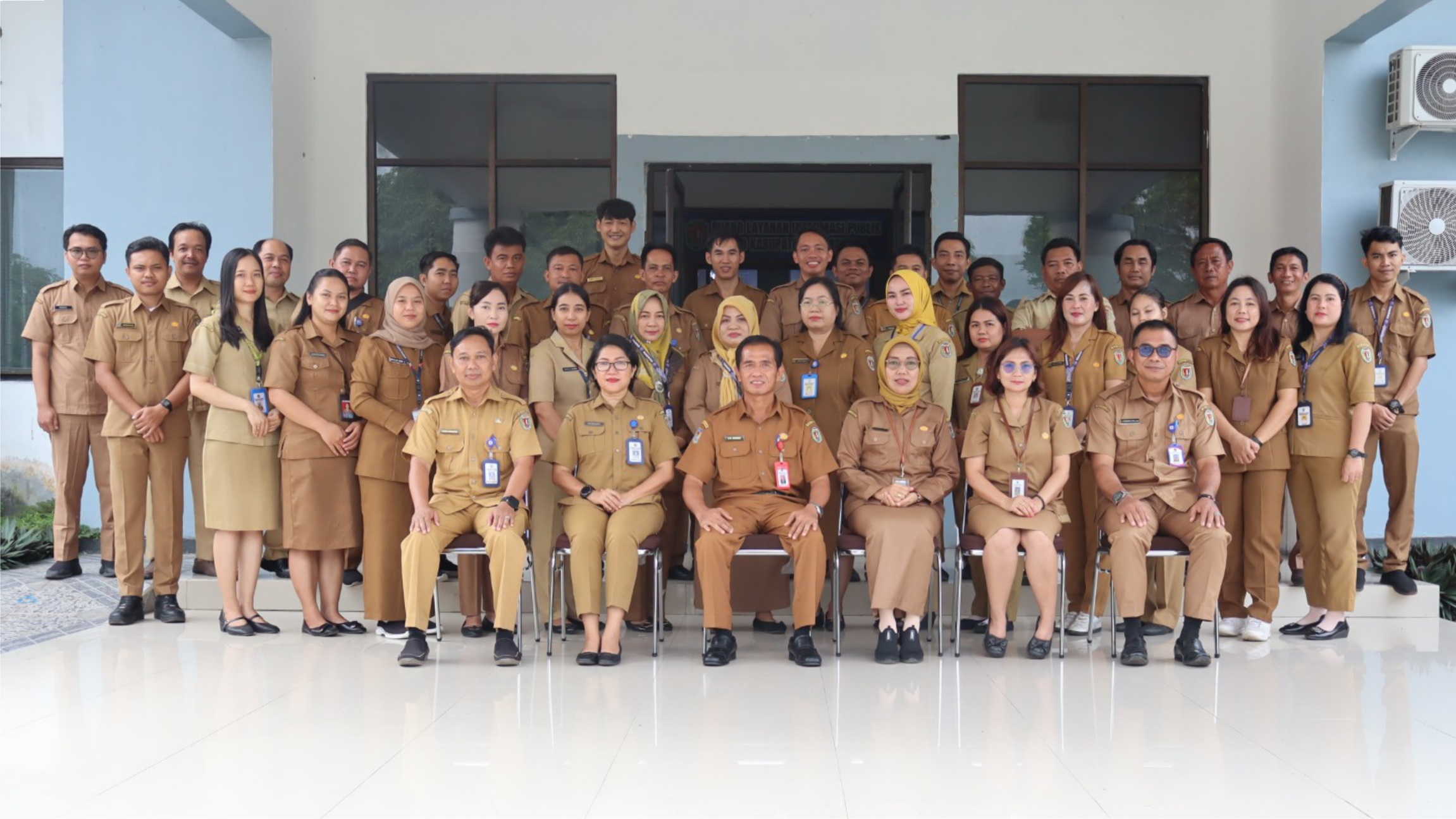 Kepala Dinas bersama Keluarga Besar Diskominfostandi Kabupaten Katingan Tahun 2026